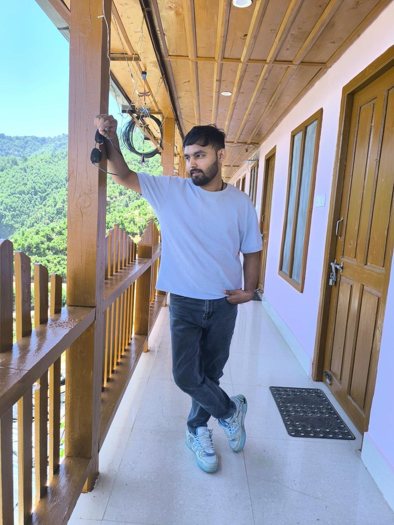 Veda Inn Chakrata Luaran gambar