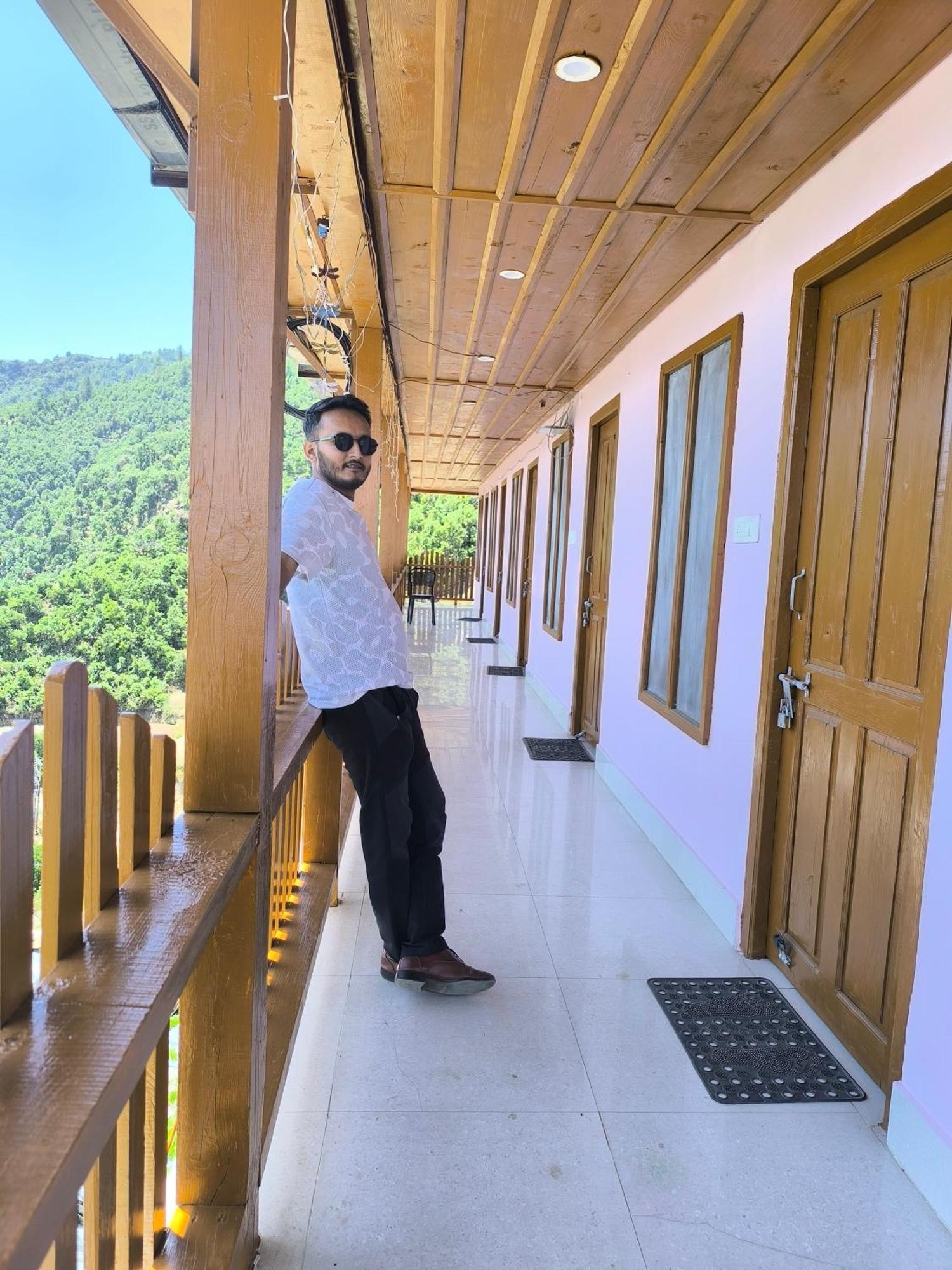 Veda Inn Chakrata Luaran gambar